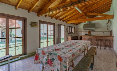 Vivienda de 4 ambientes mas galpón en venta, Alberti 5700, mar del plata.