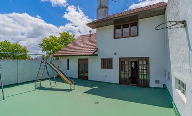 Vivienda de 4 ambientes mas galpón en venta, Alberti 5700, mar del plata.