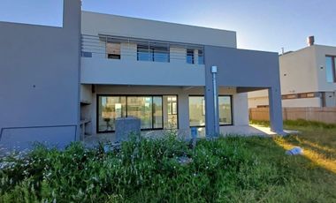 Casa en venta - 3 Dormitorios 3 Baños - 770mts2 - Hudson