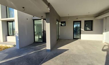 Casa en venta - 3 Dormitorios 3 Baños - 770mts2 - Hudson