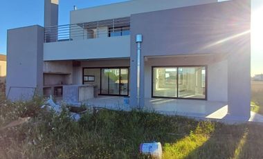 Casa en venta - 3 Dormitorios 3 Baños - 770mts2 - Hudson