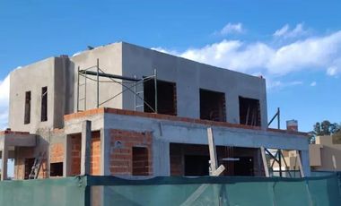 Casa en venta - 5 Dormitorios 4 Baños - 1.360Mts2 - La Plata