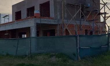 Casa en venta - 5 Dormitorios 4 Baños - 1.360Mts2 - La Plata