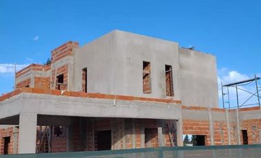 Casa en venta - 5 Dormitorios 4 Baños - 1.360Mts2 - La Plata