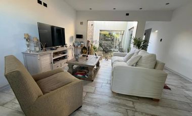 Casa en venta - 2 Dormitorios 1 Baño - 370Mts2 - Villa Parque Sicardi