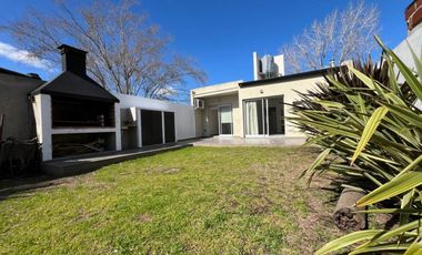 Casa en venta - 2 Dormitorios 1 Baño - 370Mts2 - Villa Parque Sicardi