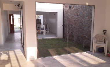 Casa en venta - 2 Dormitorios 1 Baño - 370Mts2 - Villa Parque Sicardi