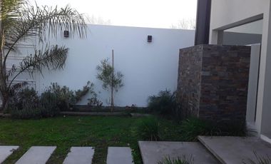 Casa en venta - 2 Dormitorios 1 Baño - 370Mts2 - Villa Parque Sicardi