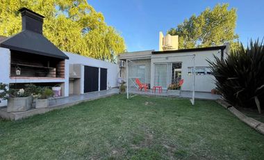 Casa en venta - 2 Dormitorios 1 Baño - 370Mts2 - Villa Parque Sicardi