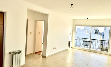 2 AMBIENTES AMPLIOS COCINA SEPARADA CON COCHERA