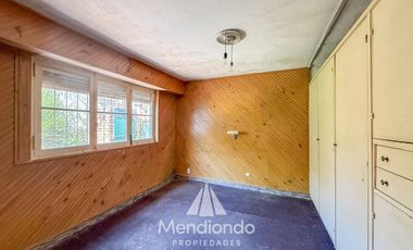 Casa 3 ambientes A RECICLAR en Chaco y Balcarce. Estación Norte.