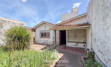 Casa 3 ambientes A RECICLAR en Chaco y Balcarce. Estación Norte.