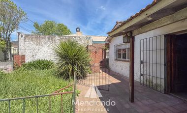 Casa 3 ambientes A RECICLAR en Chaco y Balcarce. Estación Norte.