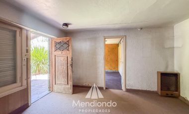 Casa 3 ambientes A RECICLAR en Chaco y Balcarce. Estación Norte.