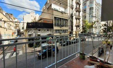 Venta de departamento monoambiente con balcón al frente, en el barrio de San Nicolás.