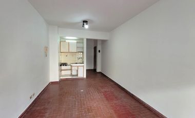 Venta de departamento monoambiente con balcón al frente, en el barrio de San Nicolás.