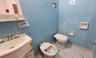 Venta de departamento monoambiente con balcón al frente, en el barrio de San Nicolás.