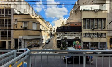 Venta de departamento monoambiente con balcón al frente, en el barrio de San Nicolás.