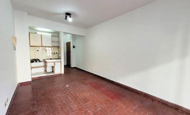 Venta de departamento monoambiente con balcón al frente, en el barrio de San Nicolás.