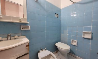 Venta de departamento monoambiente con balcón al frente, en el barrio de San Nicolás.