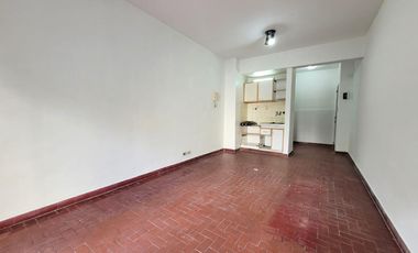 Venta de departamento monoambiente con balcón al frente, en el barrio de San Nicolás.