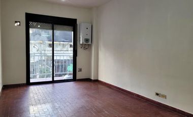 Venta de departamento monoambiente con balcón al frente, en el barrio de San Nicolás.