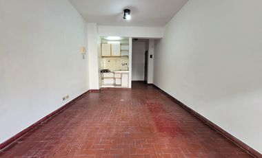 Venta de departamento monoambiente con balcón al frente, en el barrio de San Nicolás.