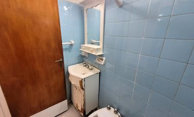 Venta de departamento monoambiente con balcón al frente, en el barrio de San Nicolás.