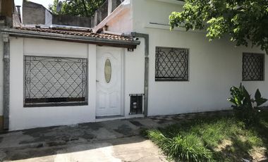 Casa tipo departamento 3 ambientes a metros de Antártida e Yrigoyen