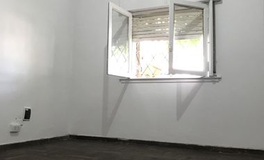 Casa tipo departamento 3 ambientes a metros de Antártida e Yrigoyen