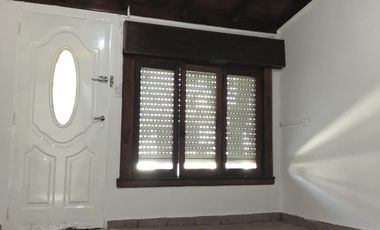 Casa tipo departamento 3 ambientes a metros de Antártida e Yrigoyen