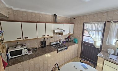 VENTA CASA 6 AMBIENTES EN VILLA ADELINA