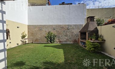 Venta casa 4 ambientes con cochera y parque en Barracas