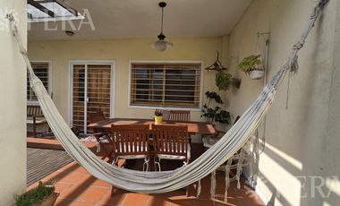 Venta casa 4 ambientes con cochera y parque en Barracas