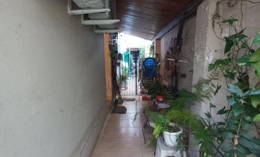 Casa en  Banfield oeste de 4 ambientes con fondo mediano