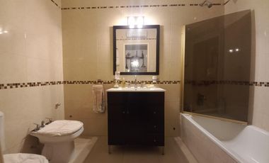 Casa en  Banfield oeste de 4 ambientes con fondo mediano