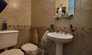 Casa en  Banfield oeste de 4 ambientes con fondo mediano