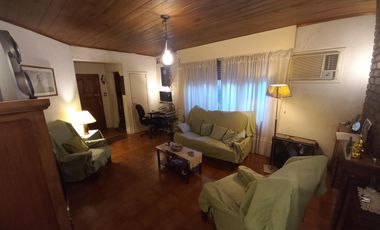 Casa en  Banfield oeste de 4 ambientes con fondo mediano