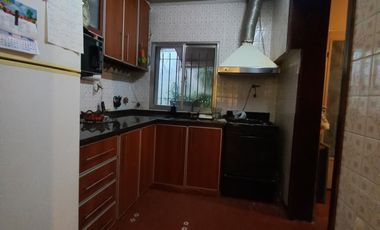 Casa en  Banfield oeste de 4 ambientes con fondo mediano