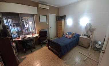 Casa en  Banfield oeste de 4 ambientes con fondo mediano