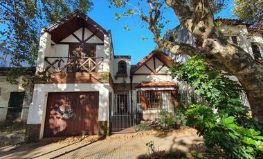 Casa en  Banfield oeste de 4 ambientes con fondo mediano