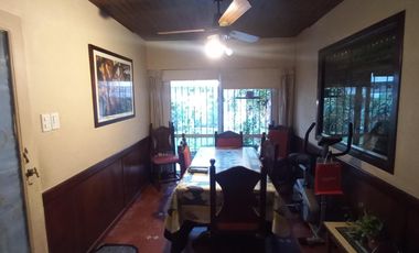 Casa en  Banfield oeste de 4 ambientes con fondo mediano