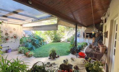 Casa en  Banfield oeste de 4 ambientes con fondo mediano