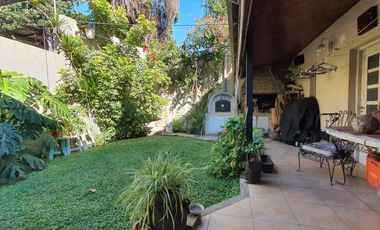 Casa en  Banfield oeste de 4 ambientes con fondo mediano