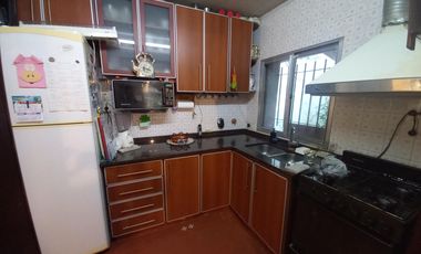 Casa en  Banfield oeste de 4 ambientes con fondo mediano