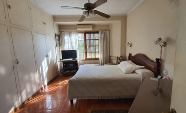 Casa en  Banfield oeste de 4 ambientes con fondo mediano