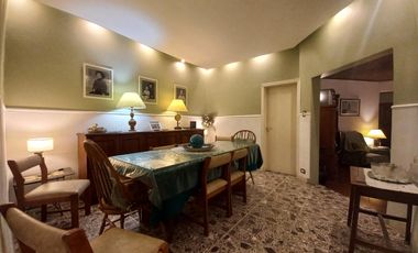 Casa en  Banfield oeste de 4 ambientes con fondo mediano