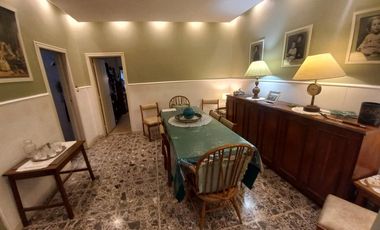 Casa en  Banfield oeste de 4 ambientes con fondo mediano