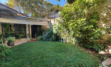 Casa en  Banfield oeste de 4 ambientes con fondo mediano