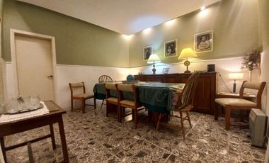Casa en  Banfield oeste de 4 ambientes con fondo mediano